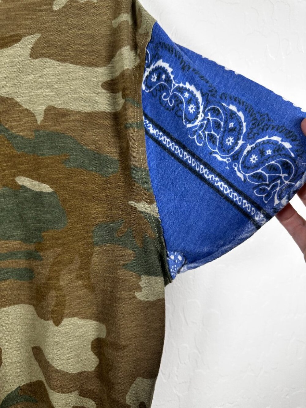 Free People We The Free Camo Tee Blue Bandana Sleeve T-Shirt Small - Picture 6 of 7